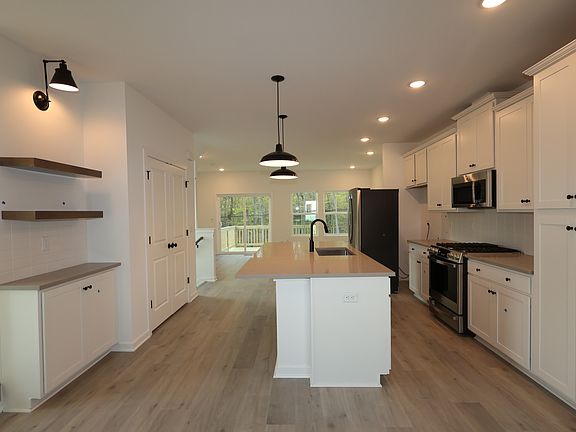 5th image of 41 Basswood St