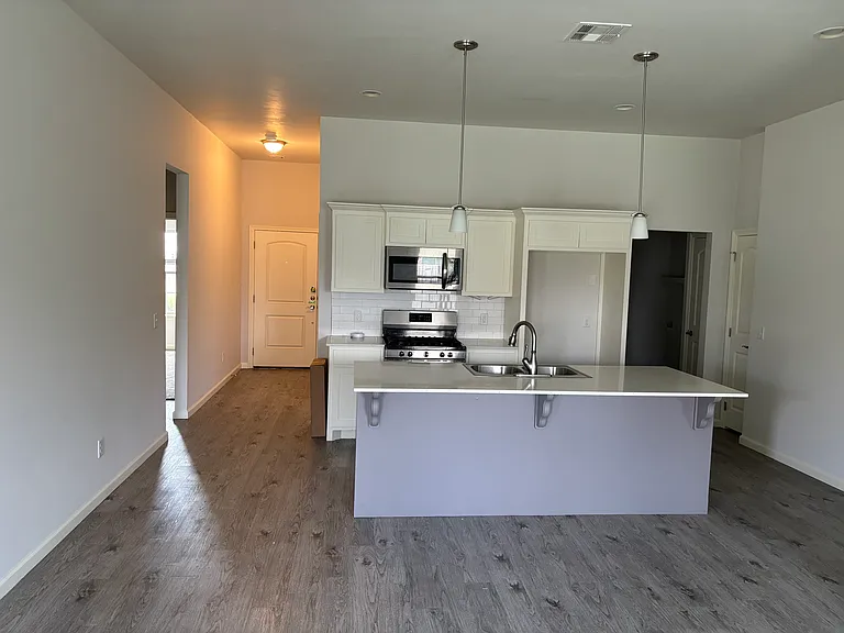 1001 SW 13th St — Photo 4