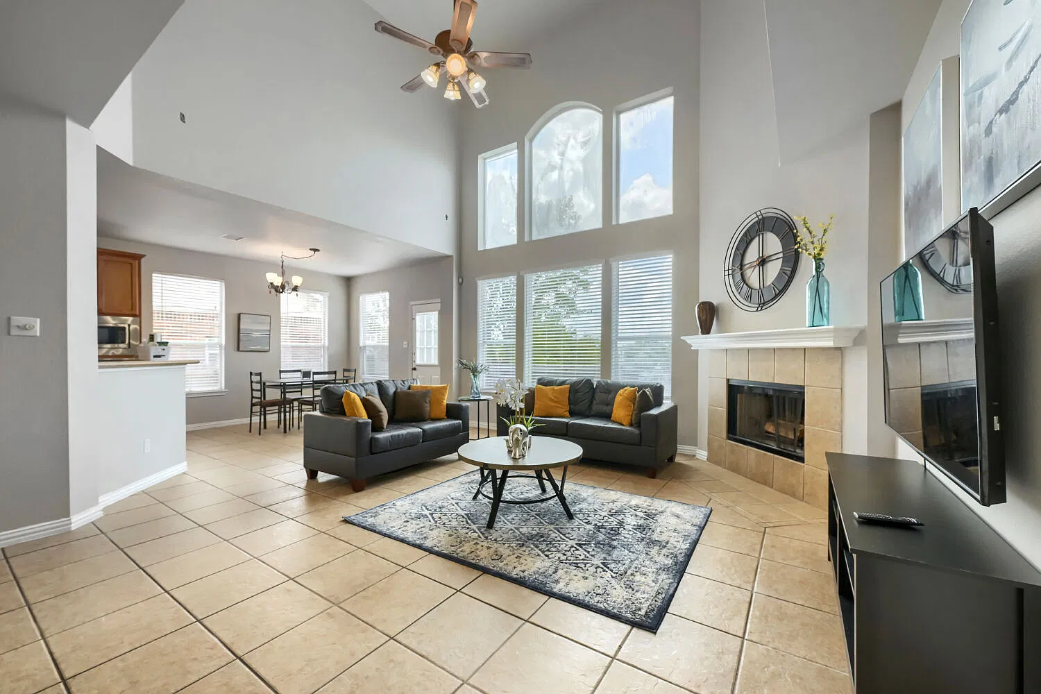 4 bed, 2881 sqft, $7,744 — Photo 4