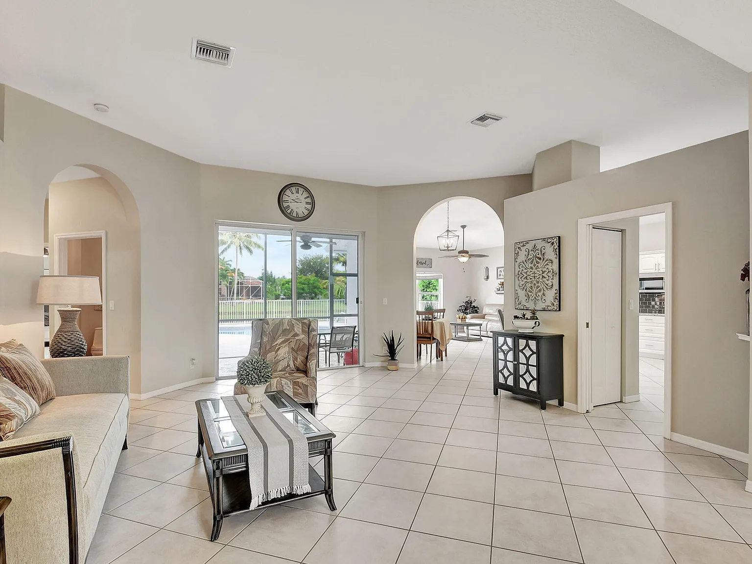 4 bed, 2.5 bath, 2162 sqft, $10,000 — Photo 2