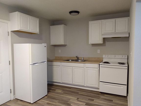 2nd image of 206 Oak St APT 3