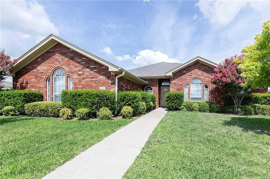 4 bed, 2.0 bath, 2020 sqft, $1,750 — Photo 1