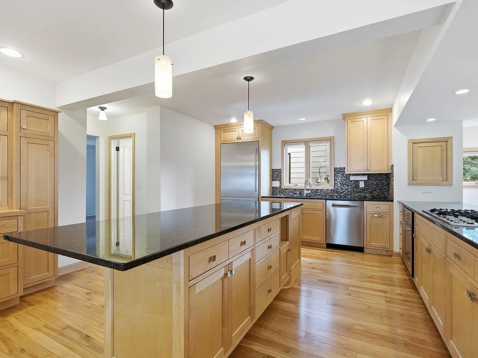 4 bed, 2.5 bath, 3610 sqft, $4,200 — Photo 4