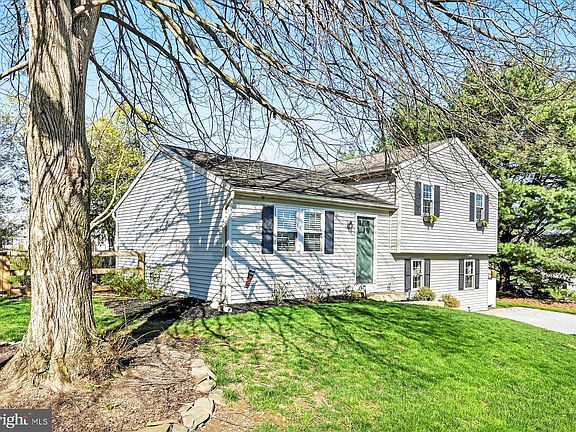 4th image of 240 Birchwood Ln