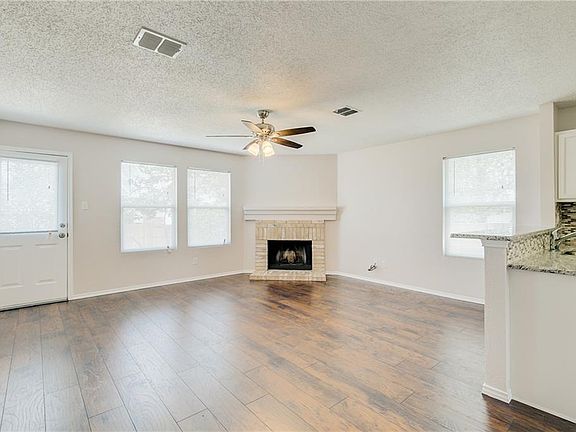 3rd image of 1101 Mazourka Dr