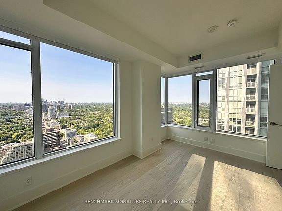 4th image of 11 Yorkville Ave #3604