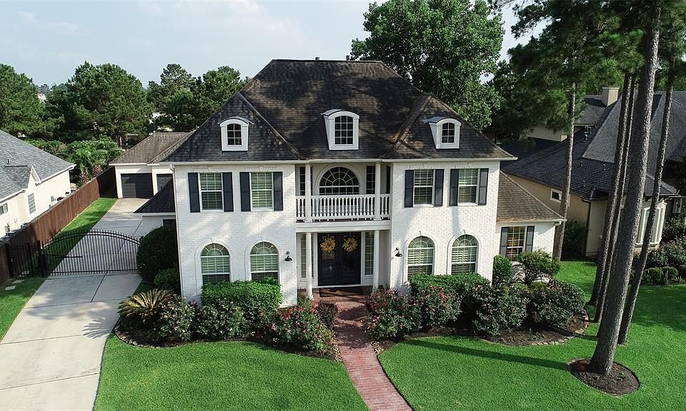 Gorgeous custom home located in the exclusive gated Manor Estates section of Gleannloch Farms.