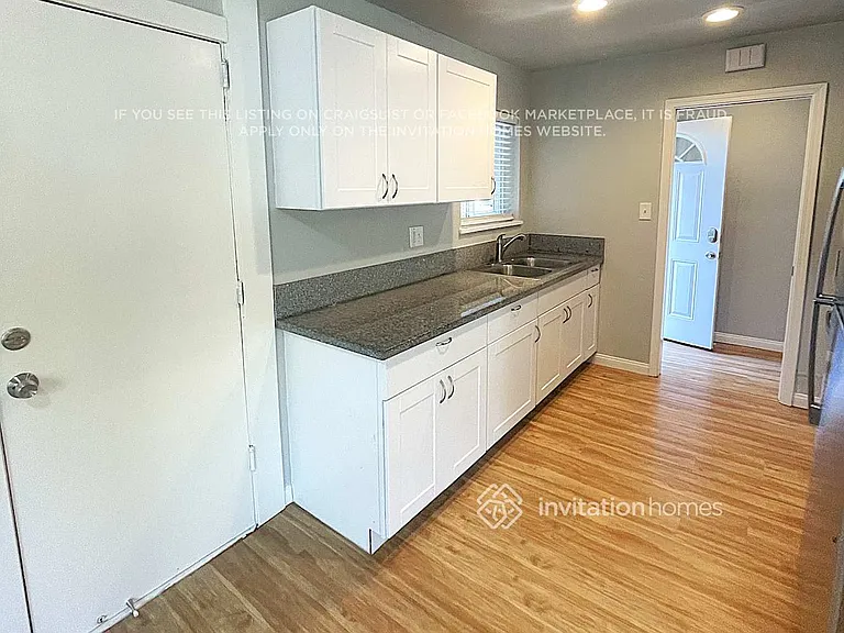 1104 Charles St — Photo 5