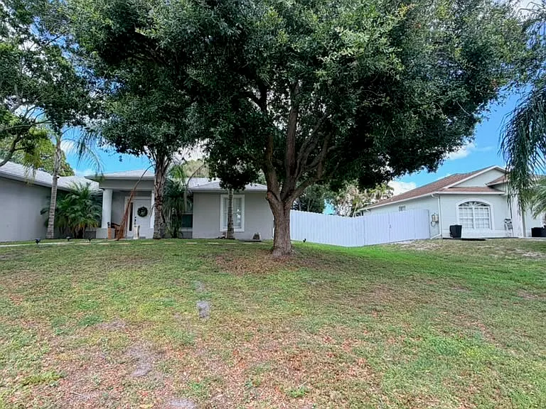 2737 SW East Calabria Cir — Photo 12