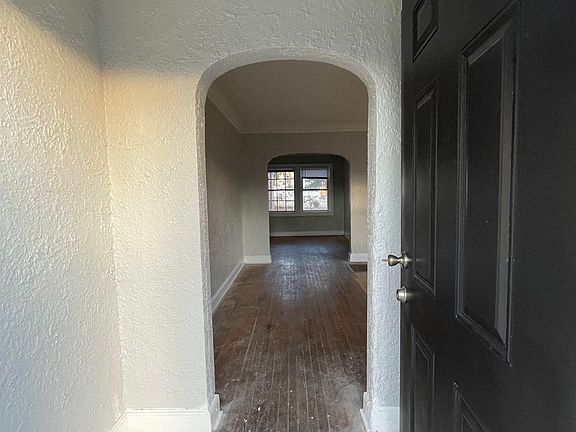 3rd image of 864 Barbara Dr