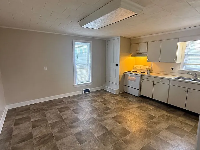 523 Center St — Photo 3