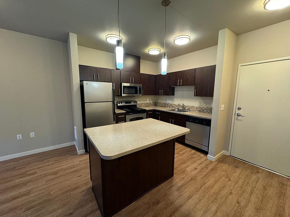 1st image of 1050 10th Ave NE Unit 117