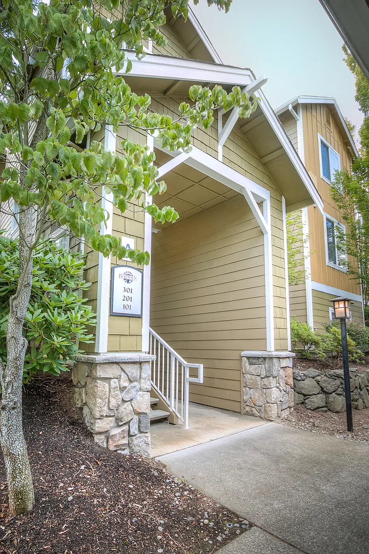 Beautiful 3 Bedroom Bordeaux Condo with 2 Garages — Photo 2