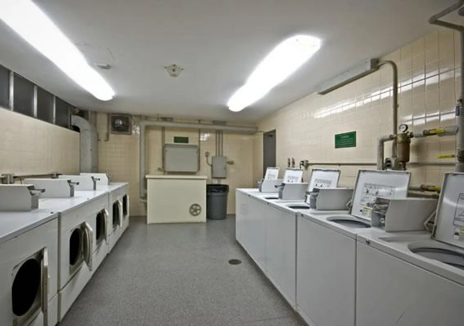 Regency Building, Huge bedrooms and Living room, balcony, Roofdeck, Laundry AC Heat Inc St Es Hos... — Photo 2