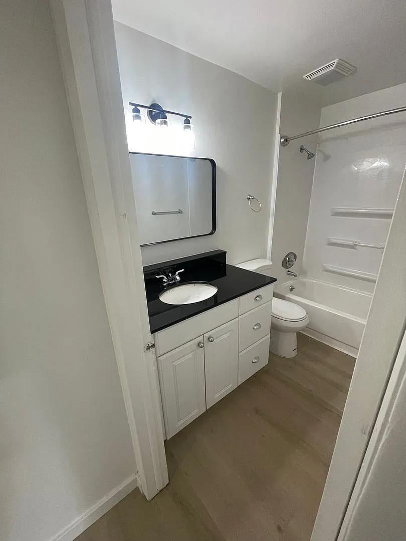 1 Bed Rm Condo - Farmington Hills — Photo 4