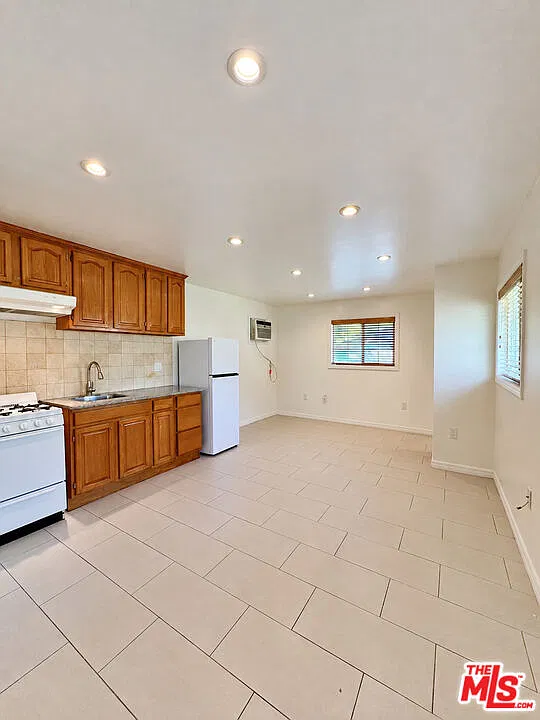 Studio, 1.0 bath, 350 sqft, $1,500 — Photo 2