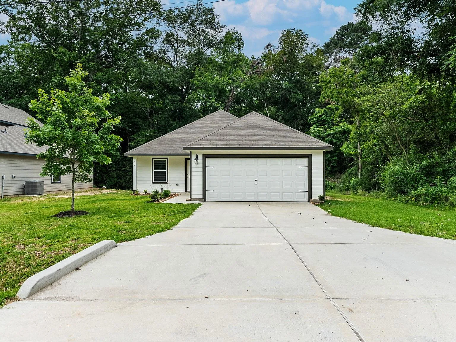 3 bed, 2.0 bath, 1192 sqft, $1,600 — Photo 2