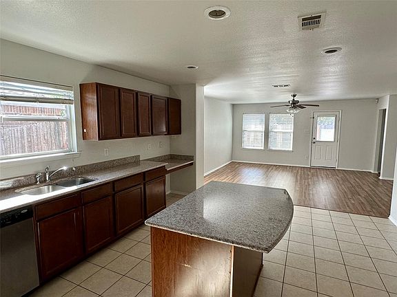 5th image of 409 Emerald Creek Dr
