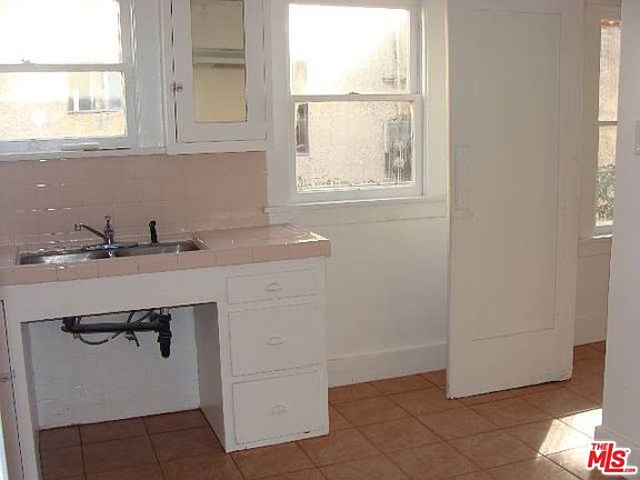 4th image of 615 E Adams Blvd