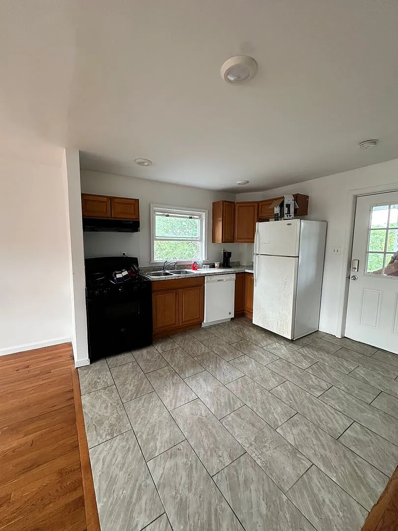 932 Prospect Ave — Photo 3