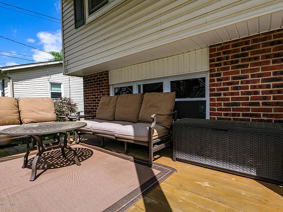 3rd image of 15 Dartmouth Dr