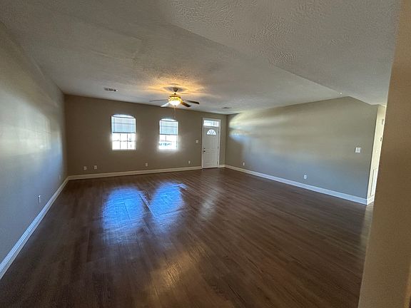 4th image of 5045 Hawthorn Dr