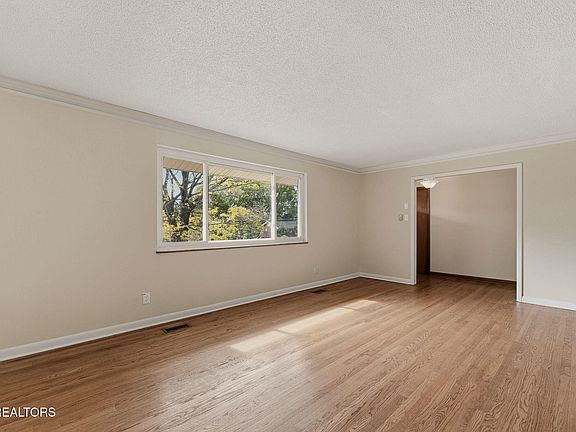 5th image of 8013 Bennington Dr