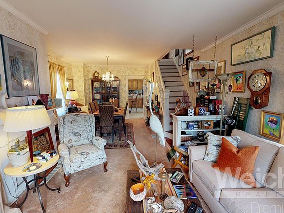 3rd image of 471 Curtin St S