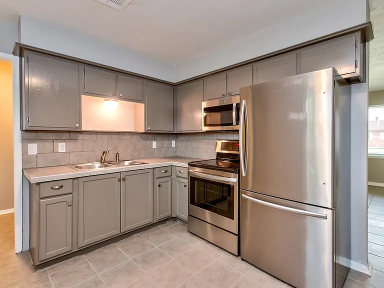 319 E Cedar Ln — Photo 5
