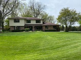 5N630 Trillium Ct, St Charles, IL 60175