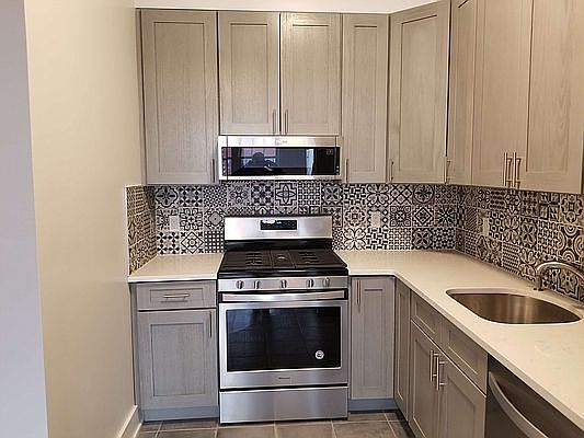 4th image of 25-34 Steinway St #3A