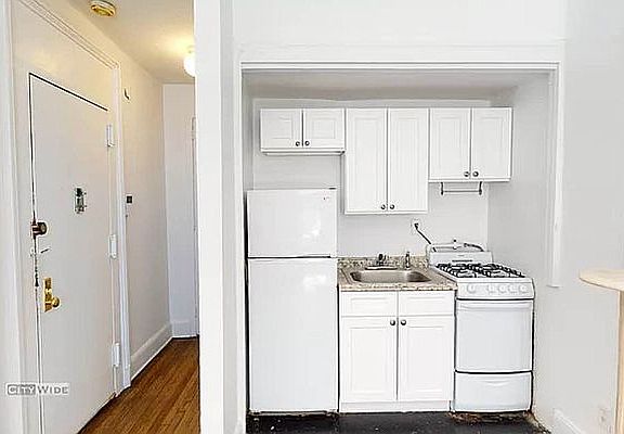 3rd image of 145 E 72nd St #5FW