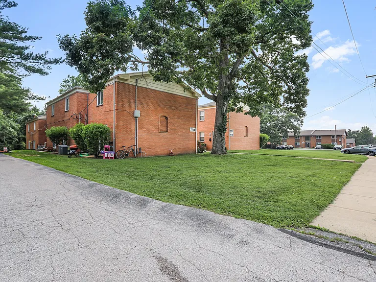 Bermuda Heights Apartments — Photo 26