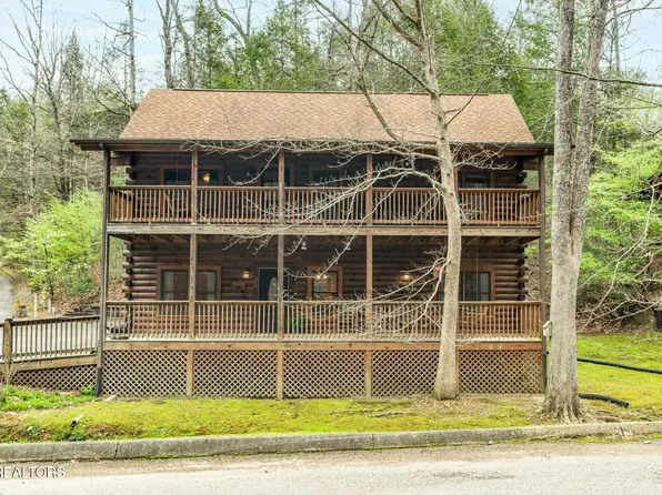 704 Grey Hawk Way, Pigeon Forge, TN 37863