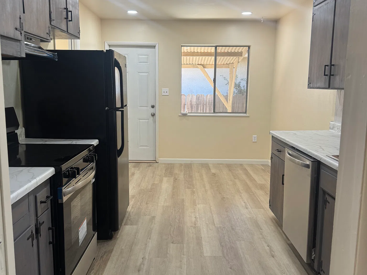 3 bed, 1240 sqft, $2,200 — Photo 4