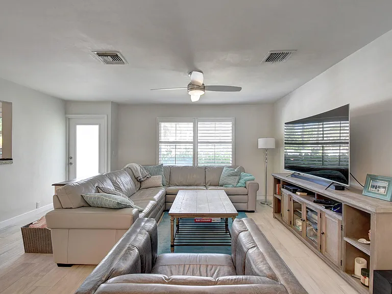 1020 Casuarina Rd — Photo 4