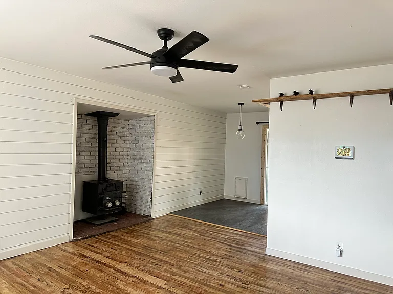 618 E 3rd St — Photo 5