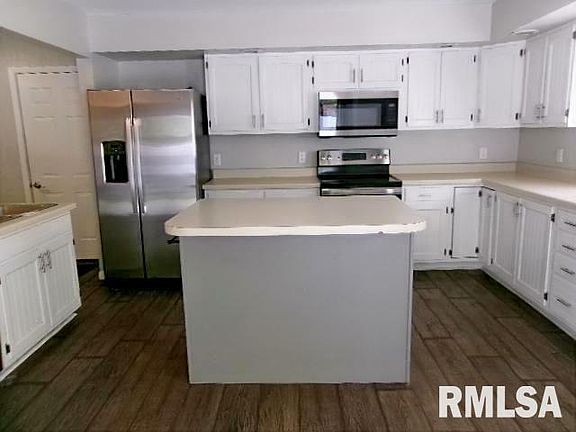 4th image of 410 Maple Rd