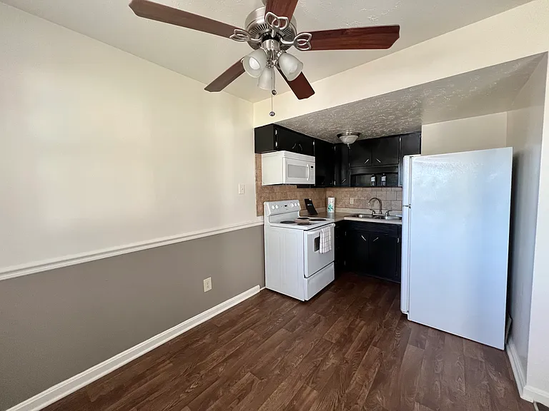 Mayfair Apartments — Photo 71