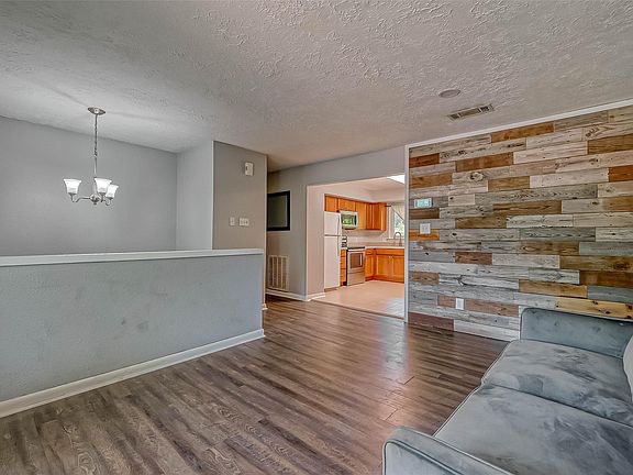 5th image of 609 E Castle Harbour Dr