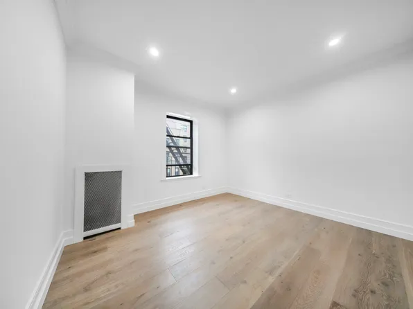 31-14 Crescent Street image 11 of 15