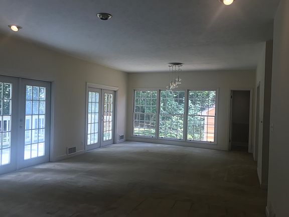 5th image of 2720 Everett Ln