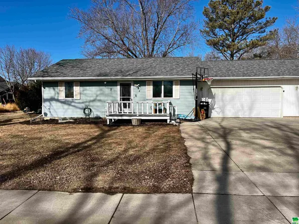303 S Elm St, Elk Point, SD 57025