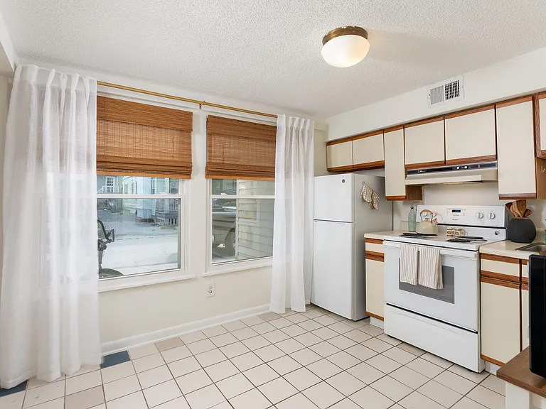9 Oceanic St #B — Photo 10