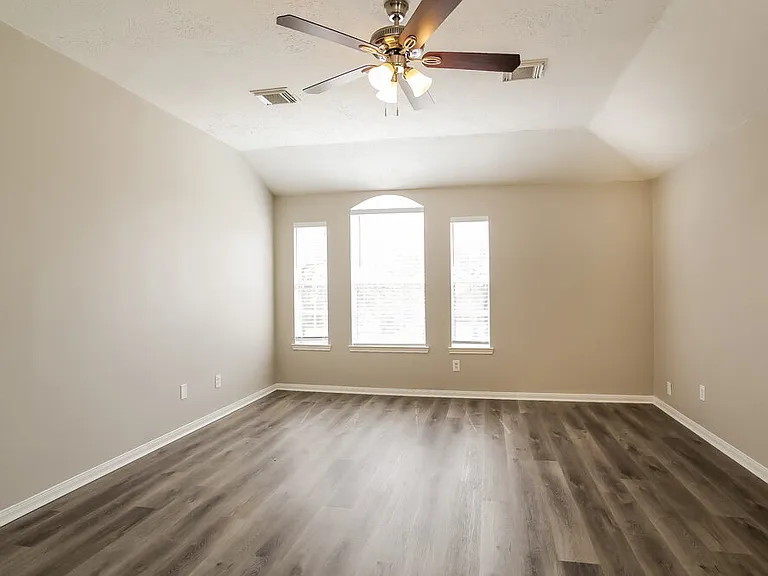 31518 Kingston Village Dr — Photo 11
