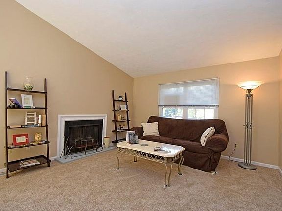 5th image of 27 Applewood Dr #27