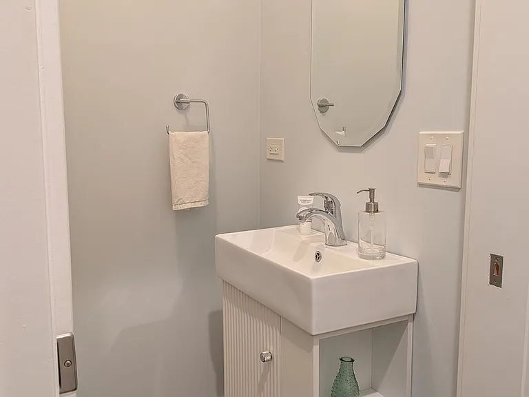 2741 Lincolnwood Dr — Photo 9