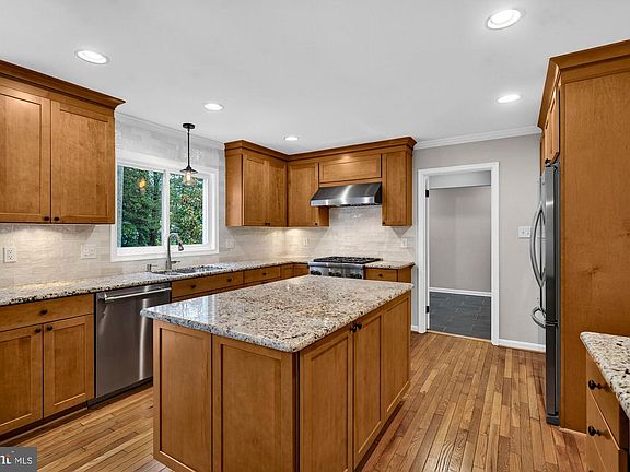 3rd image of 930 Park St SE