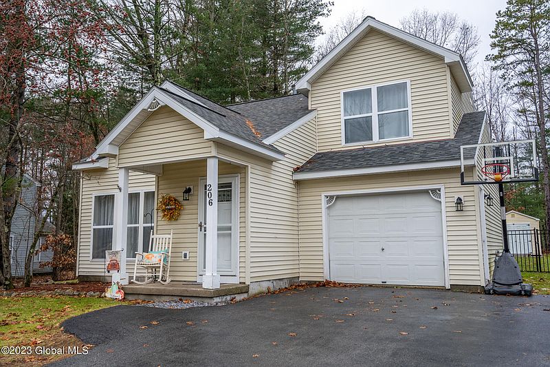 2nd image of 206 Meadowlark Drive