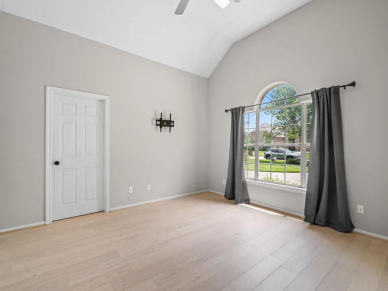 118 Hillsborough Dr W — Photo 16